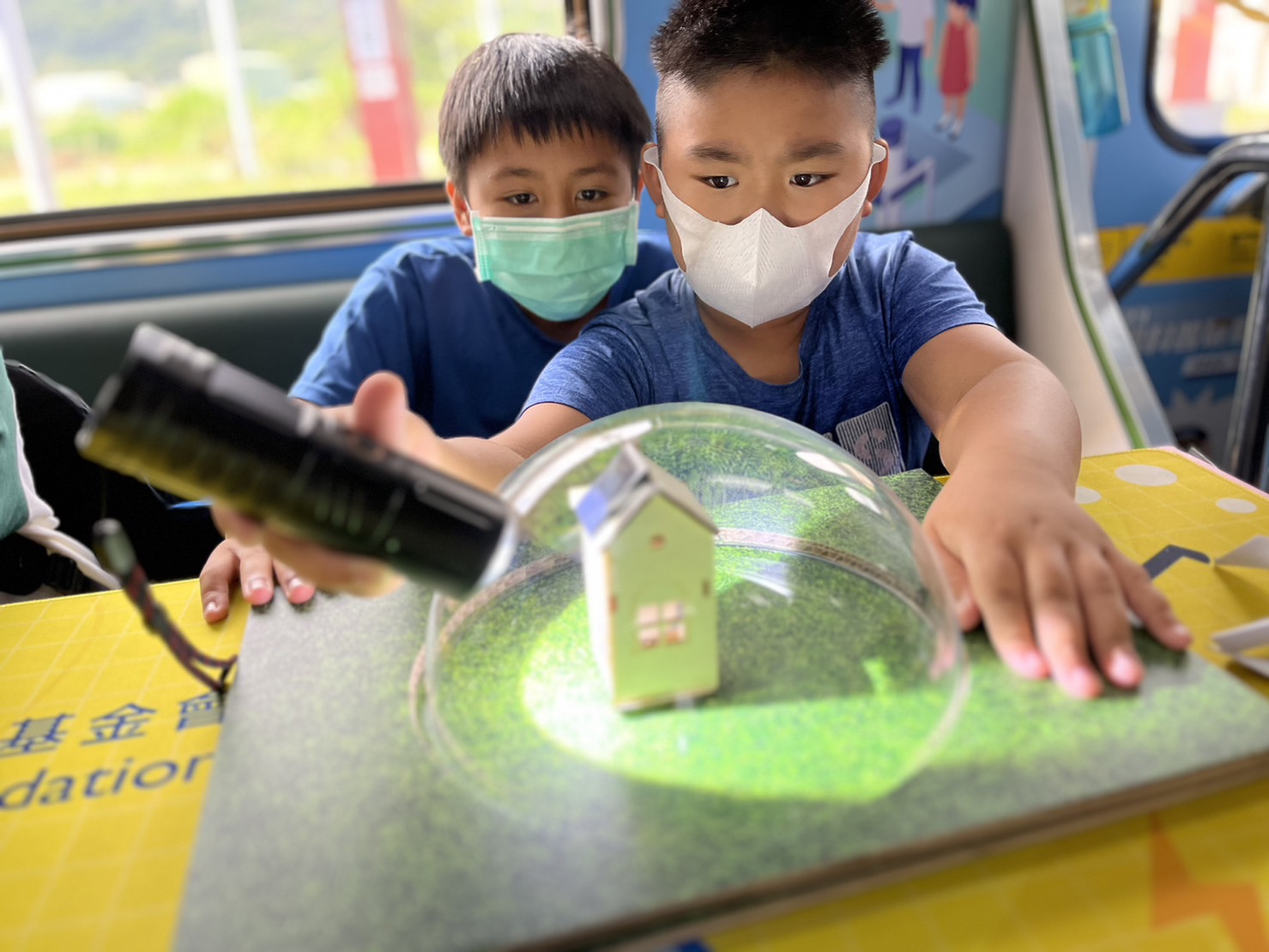 5001拉斯维加斯參與基礎科學主題車廂，以STEAM教學精神，設計「逐日科學家」、「太陽能工程師」以及「淨零建築師」三大能源科普課程和實驗